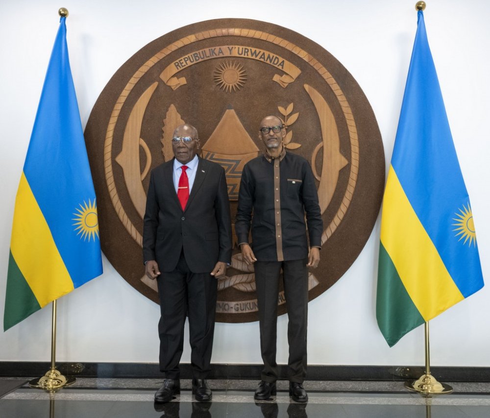 President Kagame welcoming with Cuban Vice President, Salvador Valdes Mesa at Urugwiro Village.