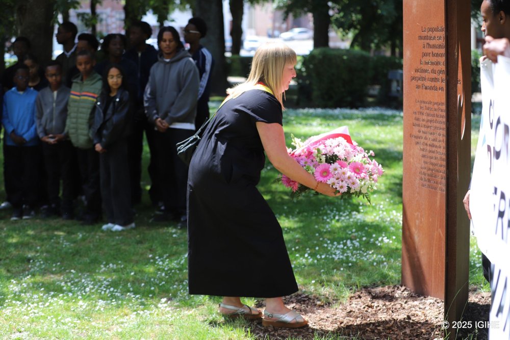 The commemoration began with the laying of wreaths at the Genocide Memorial site located at Place du Parc. The event was also attended by Natacha Vandenberghe, representing the City of Mons.