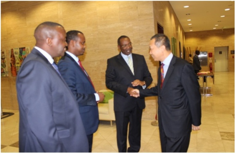 The high commissioner from Rwanda in Angola with the commissioner in China, Aimin Cui