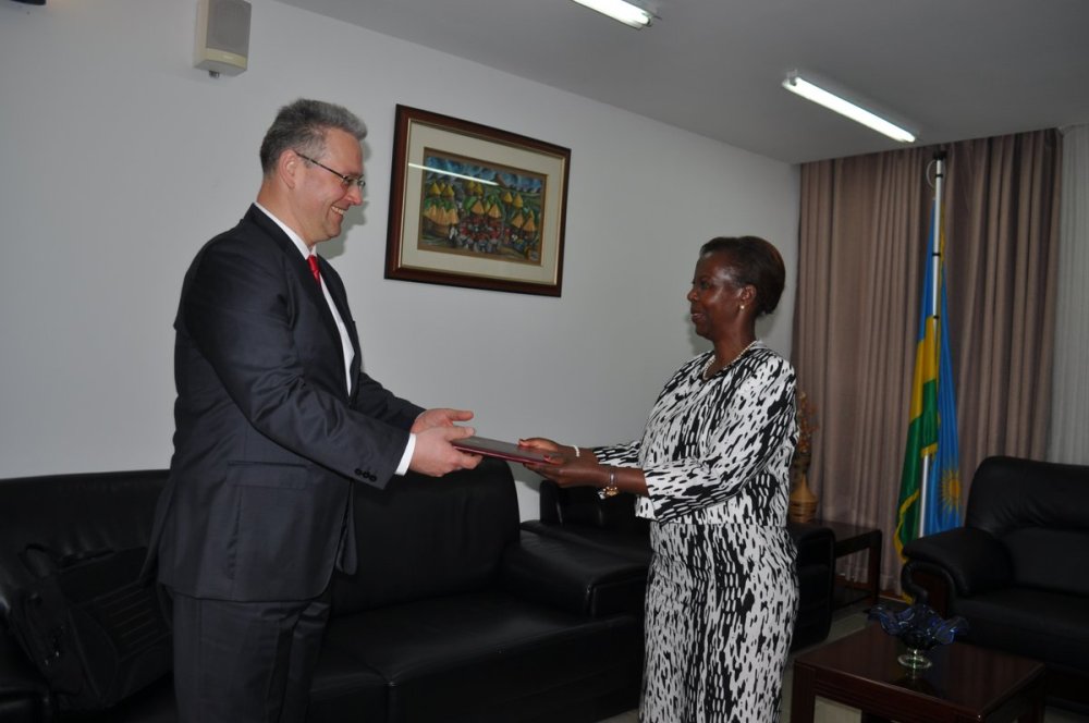 Min. Mushikiwabo receiving copies of credence letters from Ambassador Yevhenii Tsnvaliuk who will represent Ukraine in Rwanda