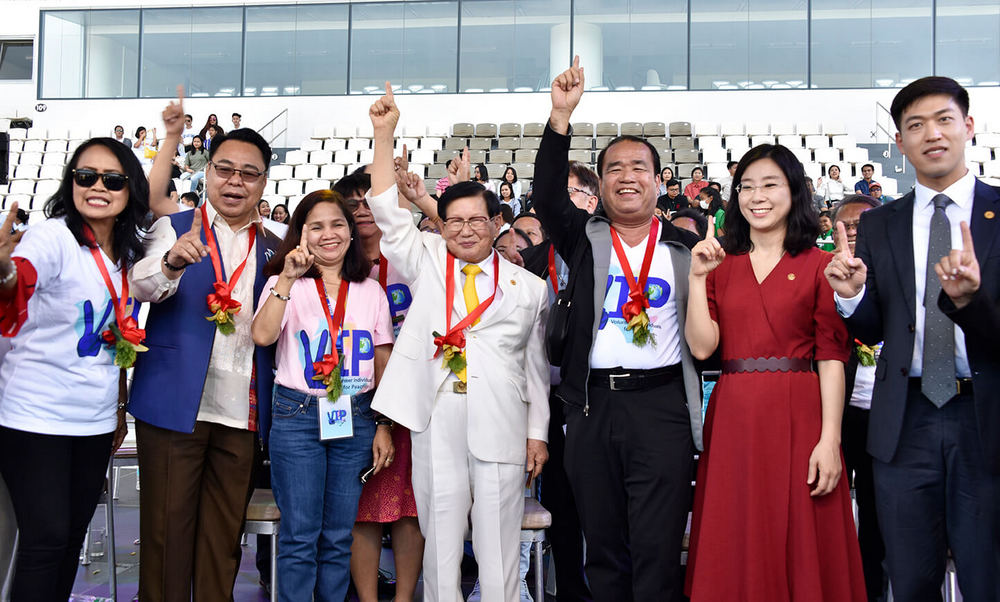 Participants including Chairman Man Hee Lee of HWPL and Dr. Ronald L. Adamat are gathering together to take commemorative photos