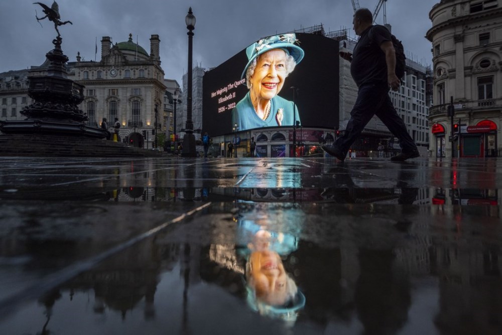 A screen commemorating Britain's Queen Elizabeth II is seen in London, Britain, on Sept. 9, 2022. (Photo by Stephen Chung/Xinhua)