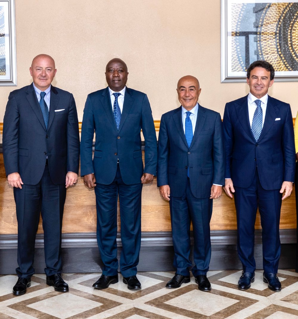 Şahenk and his delegation in a group photo with Premier Ngirente.
