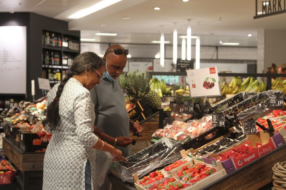 Customers shop at a supermarket in Frankfurt, Germany, on Aug. 1, 2022. (Xinhua/Shan Weiyi)