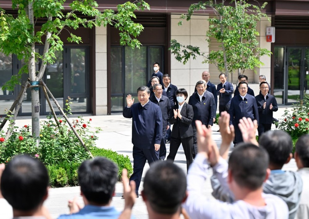 Chinese President Xi Jinping, also general secretary of the Communist Party of China Central Committee and chairman of the Central Military Commission, greets the residents while visiting a residential community in Rongdong District of the Xiong'an New Area, north China's Hebei Province, May 10, 2023. (Xinhua/Yin Bogu)