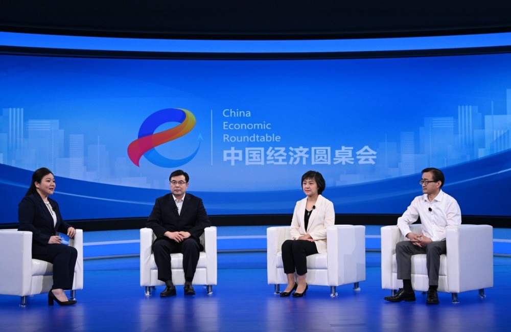 Photo shows a scene at the China Economic Roundtable in Beijing, capital of China. China Economic Roundtable is an all-media talk platform launched by Xinhua News Agency, with the first episode featuring the Chinese economy. (Xinhua/Jin Liangkuai)