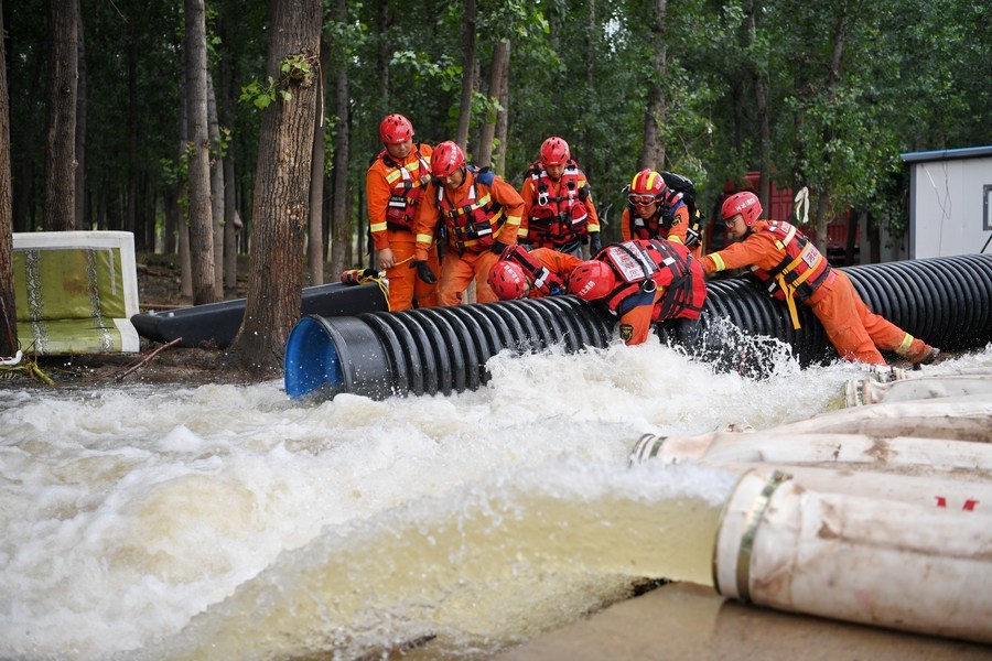 Rescuers carry out drainage operation in Diaowo Township, Zhuozhou, north China's Hebei Province, Aug. 6, 2023. (Xinhua/Mu Yu)