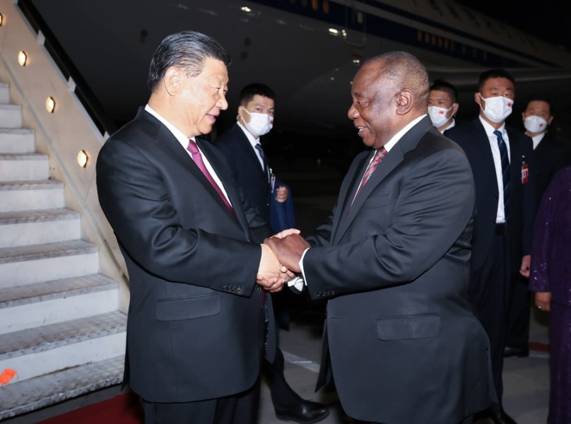 Chinese President Xi Jinping is warmly greeted by South African President Cyril Ramaphosa upon his arrival at the OR Tambo International Airport in Johannesburg, South Africa, Aug. 21, 2023. (Xinhua/Huang Jingwen)