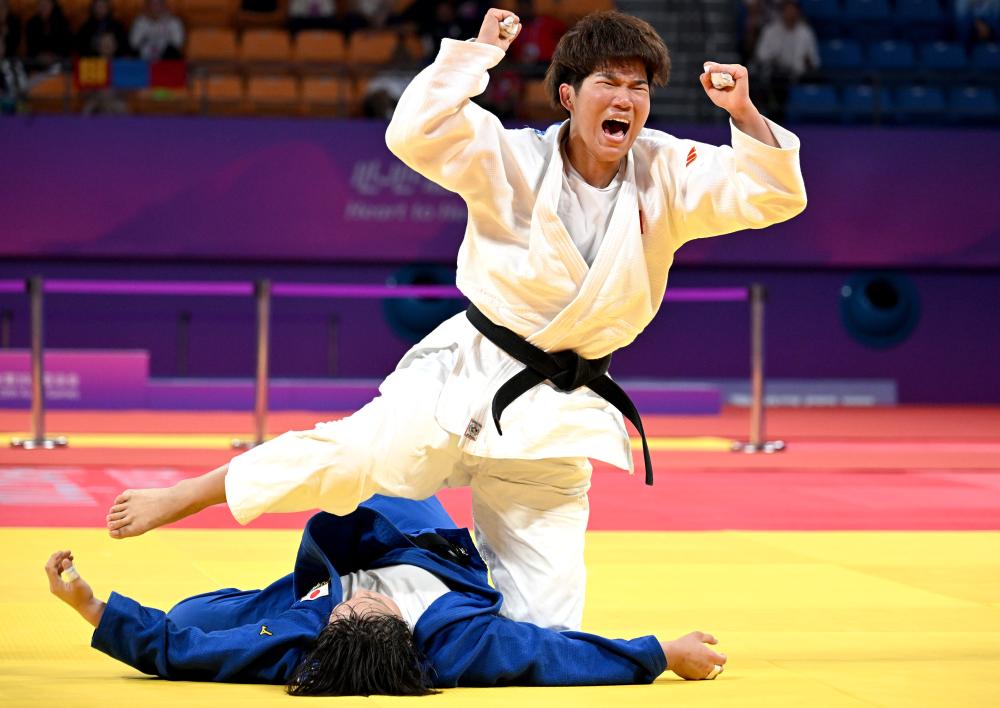 Ma Zhenzhao (top) of China celebrates during the women's 78kg judo final at the 19th Asian Games in Hangzhou, east China's Zhejiang Province on September 26, 2023. (Xinhua/Li An)