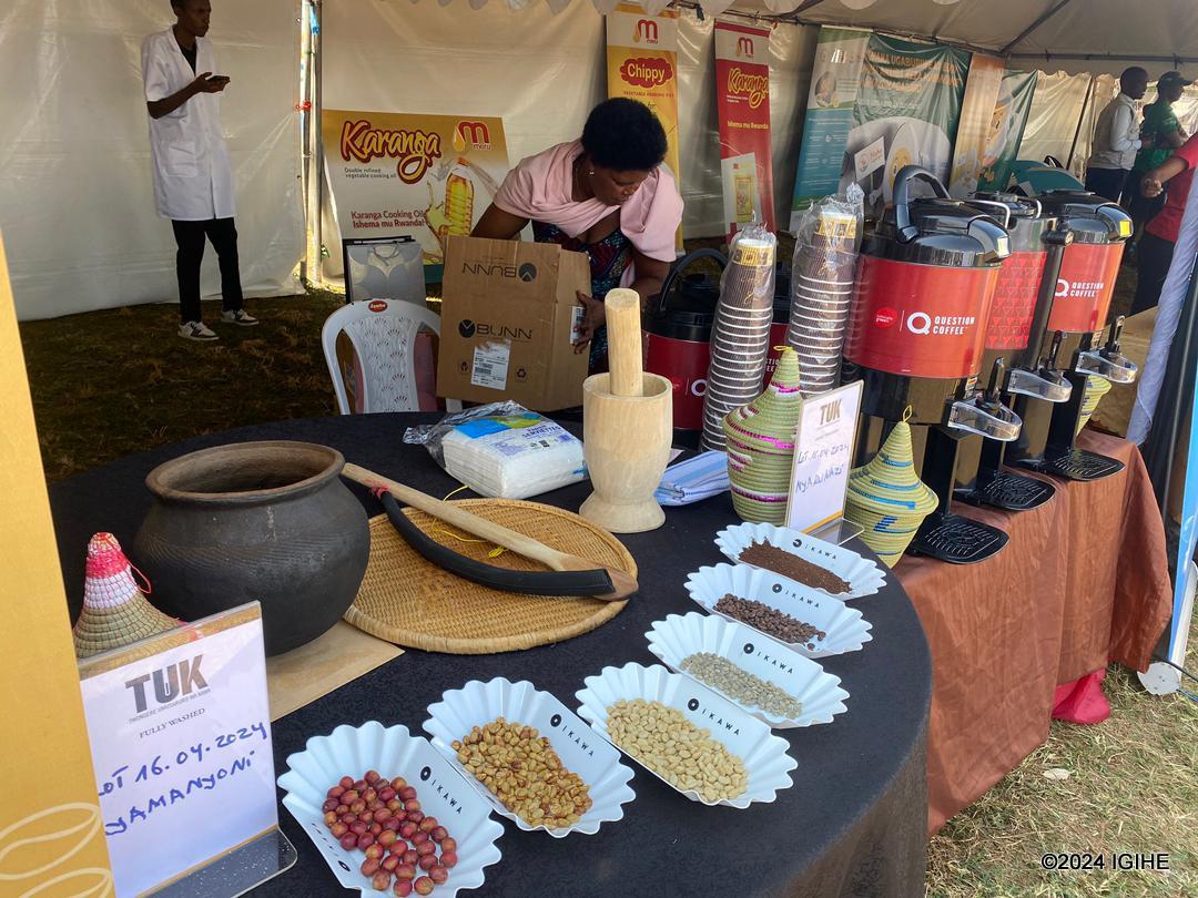  The celebrations began with visits to stands showcasing the district's harvests and local industries.