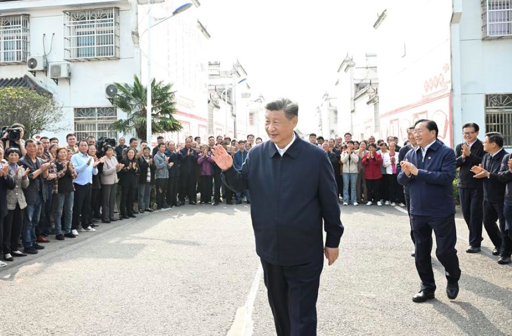 Chinese President Xi Jinping, also general secretary of the Communist Party of China Central Committee and chairman of the Central Military Commission, waves to villagers as he visits Siyi Village in Panjiawan Town of Jiayu County, Xianning, central China's Hubei Province. (Xinhua/Xie Huanchi)
