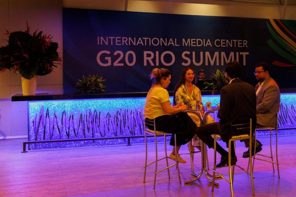 Journalists talk at the G20 International Media Center in Rio de Janeiro, Brazil, on Nov. 17, 2024. (Photo by Claudia Martini/Xinhua)