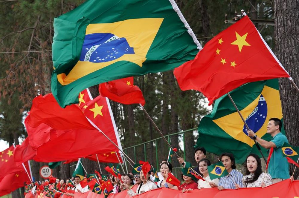 Representatives of overseas Chinese, local Chinese-funded enterprises and Chinese students in Brazil warmly welcome Chinese President Xi Jinping on the roadside while Xi's motorcade is on its way from the airport to the hotel in Brasilia, Brazil, Nov. 19, 2024.  (Xinhua/Xu Rui)