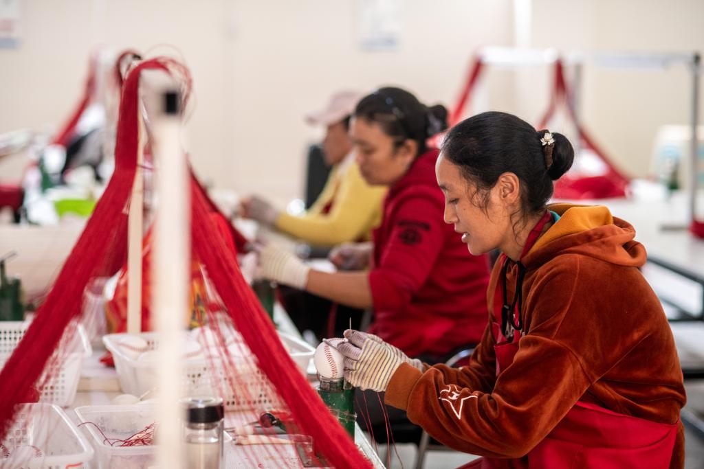 Women work at a poverty relief workshop of a relocation site in Fugong County of Lisu Autonomous Prefecture of Nujiang, southwest China's Yunnan Province, Nov. 2, 2020. (Xinhua/Hu Chao)