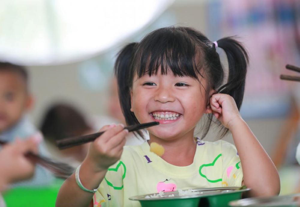 A child has free lunch at a kindergarten in Congjiang County, Qiandongnan Miao and Dong Autonomous Prefecture, southwest China's Guizhou Province, Sept. 15, 2023. (Photo by Luo Jinglai/Xinhua)