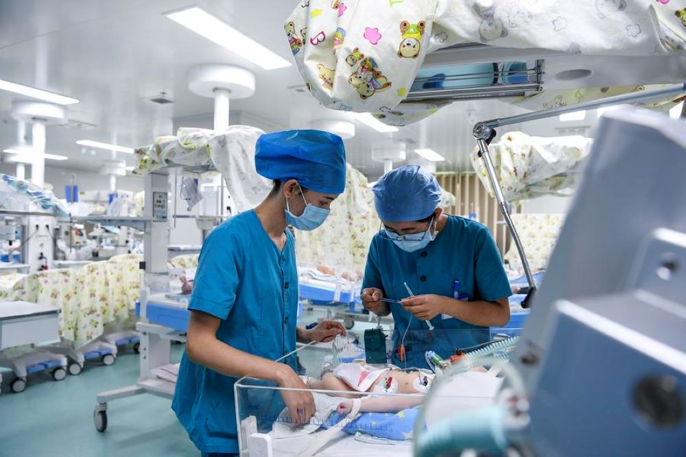 Medical workers tend to an infant at an intensive care unit (ICU) for infants at People's Hospital of Tongxin County in Wuzhong City, northwest China's Ningxia Hui Autonomous Region, Sept. 18, 2020. Tongxin County has continued to carry out medical assistance to ensure that the poor population has access to basic medical and health services and prevent illness-caused poverty. (Xinhua/Feng Kaihua)