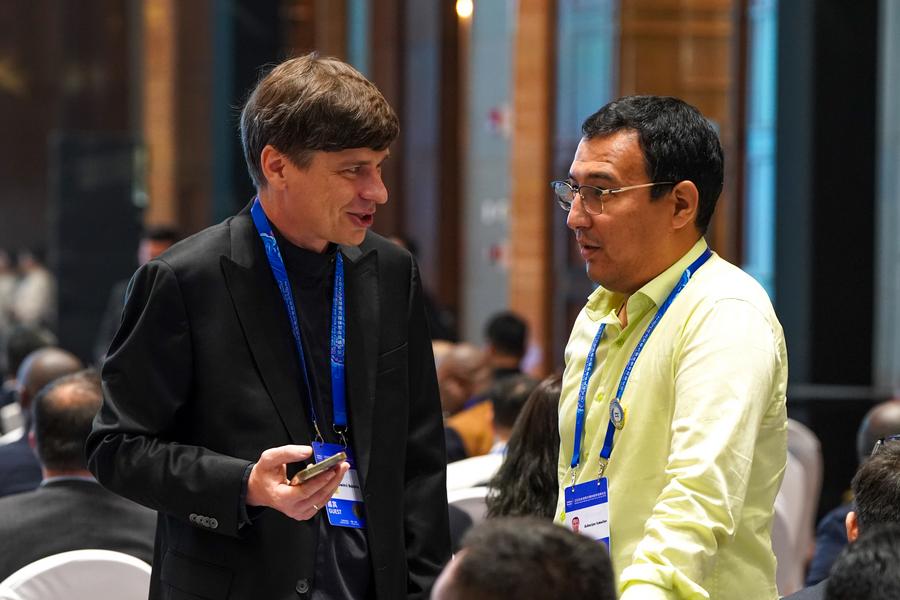Guests chat with each other at the opening ceremony of the 2025 Global South Media and Think Tank Forum in Kunming, southwest China's Yunnan Province.