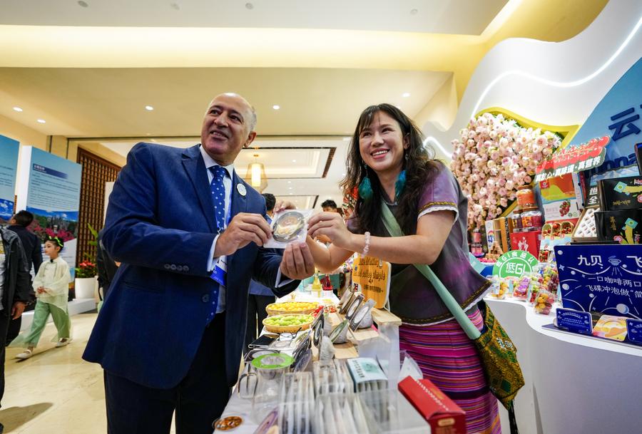 A guest (left) poses for a photo with a staff member ahead of the opening ceremony of the 2025 Global South Media and Think Tank Forum in Kunming, Yunnan Province, southwest China, on September 6, 2025.