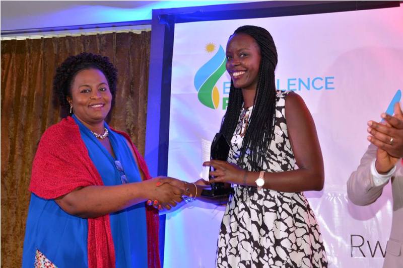Anna Dushime receiving the award from Alice Cyusa