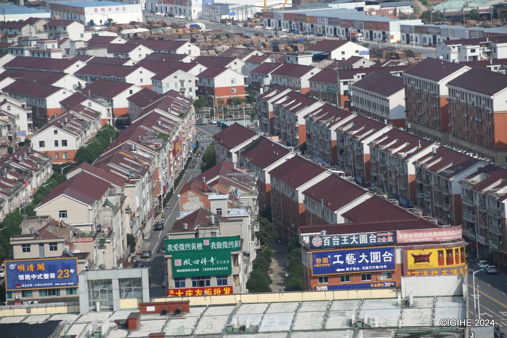 This photo shows a bird's-eye view of Huayuan Town.