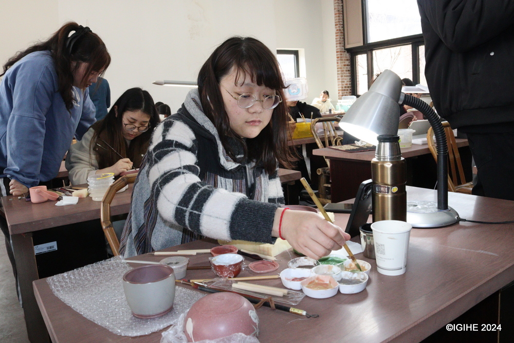 What sets the Yixing Dingshu Adult Culture and Technology School apart is its dedication to developing a community education model characterized by the enchanting "Tea Pot Charm and the Allure of Dingshu."