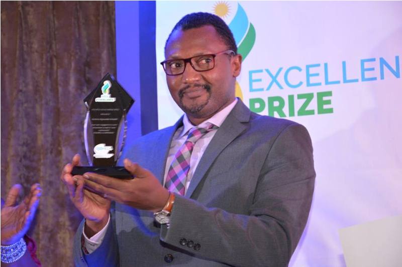 Aimable Karirima Ngarambe holding the award