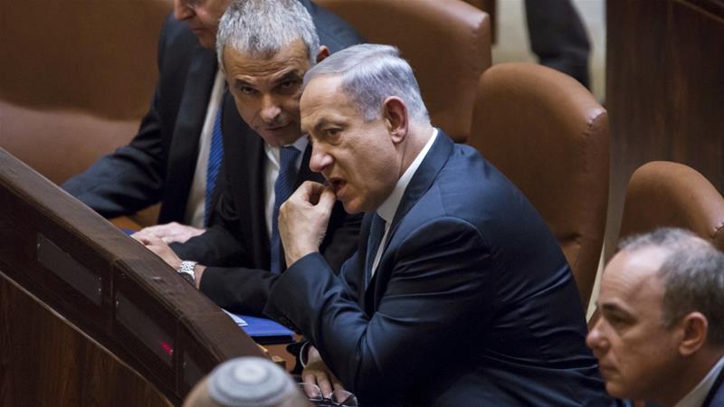 Israeli Prime Minister Benjamin Netanyahu (R) sits next to Finance Minister Moshe Kahlon ( L) at the Knesset
