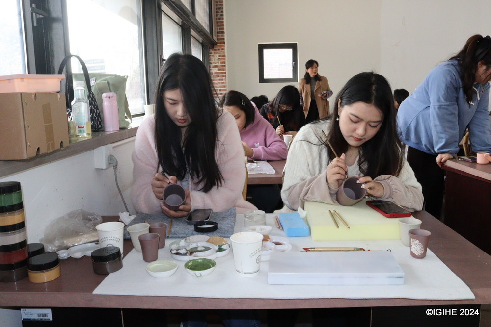 Since its establishment, the Yixing Dingshu Adult Culture and Technology School has not only honored the 2,000-year-old legacy of pottery-making in Dingshu but has also positioned itself as a leader in vocational education.