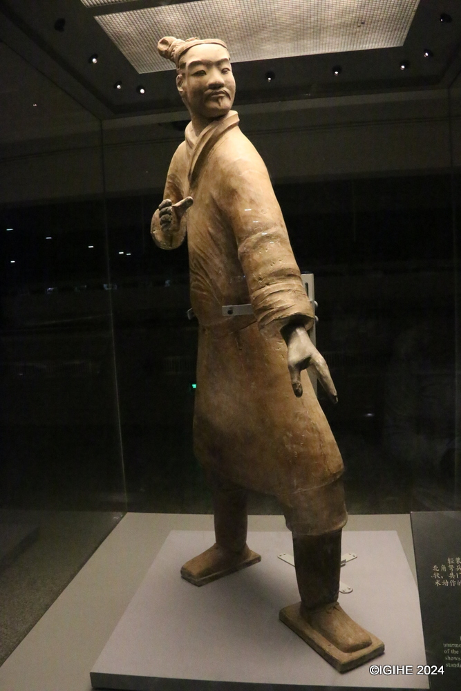 The standing Archer seen at the museum’s exhibition hall is one kind of infantryman dressed in an unarmored battle robe. It was unearthed from the exterior of the archer formation in Pit 2. The pose of both hands shows that this figure was ready to shoot. Altogether 172 standing archers were found in this pit.