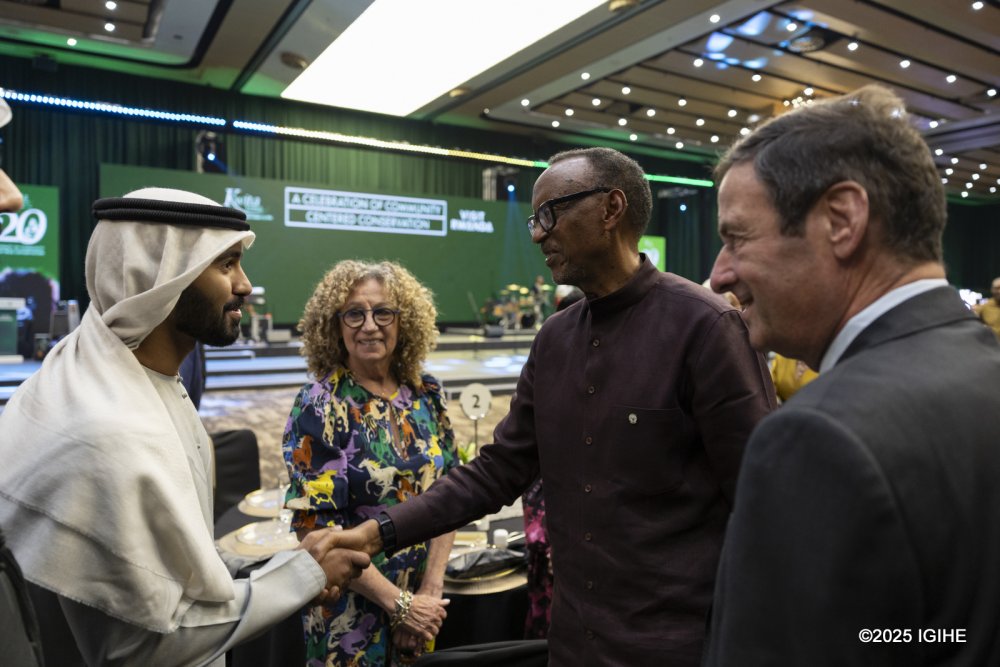 President Kagame exchanges pleasantries with guests at the Kwita Izina gala dinner.