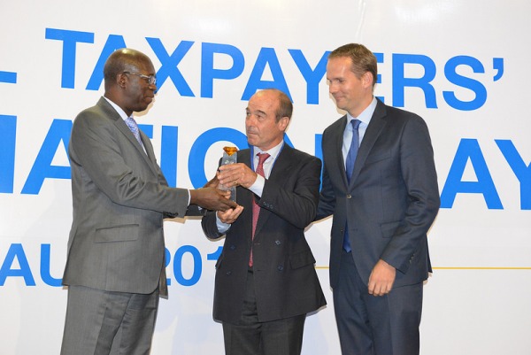 The Prime Minister,Anastase Murekezi handing the award to Jonathan Hall, the Managing Director of BRALIRWA