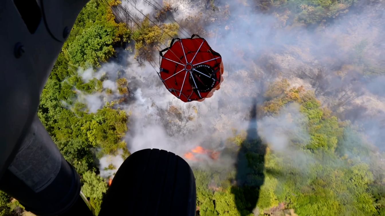 The team is working with high efficiency to contain the fires and limit their spread despite field challenges, including soaring temperatures and difficult terrain.