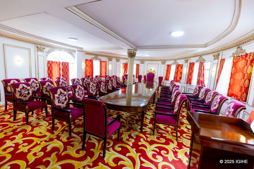 Château le Marara offers a spacious conference room for meetings and events.