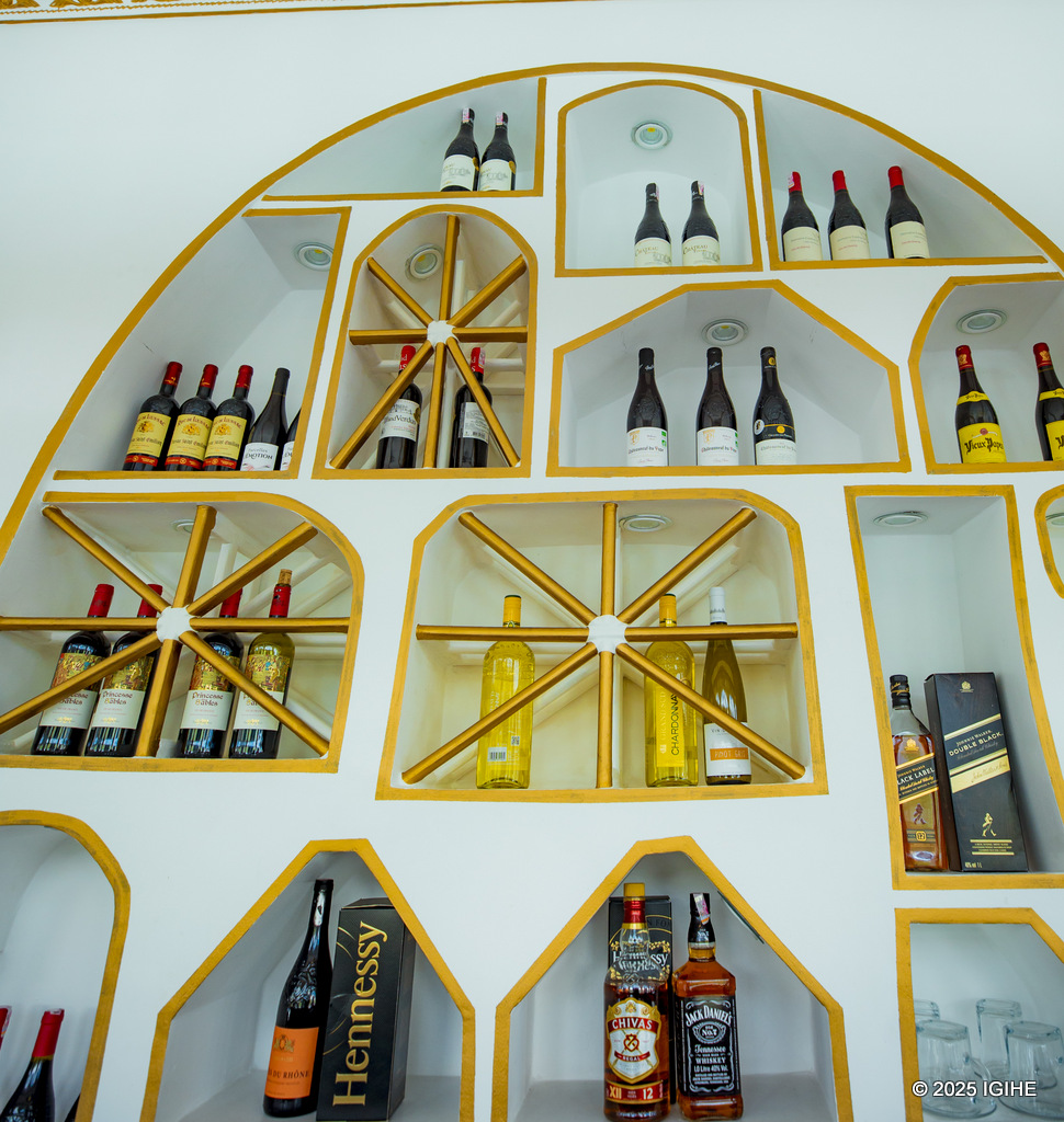 Château le Marara features an elegant bar serving a wide selection of drinks, from alcoholic and non-alcoholic beverages to wine and more.