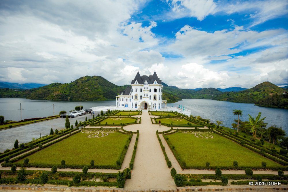 Château le Marara is located in Karongi District, on the shores of Lake Kivu.