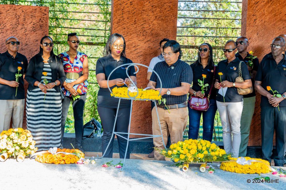 Senior leaders lay flowers on the graves of the victims of the Genocide against the Tutsi.