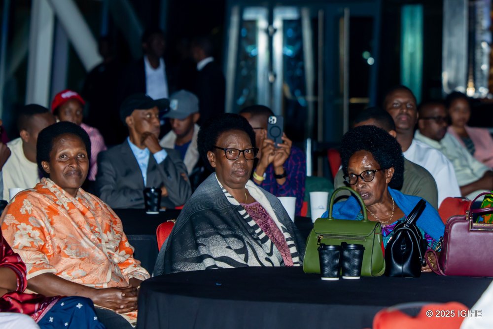 The concert was attended not only by young people but also by members of the older generation who joined in freely.