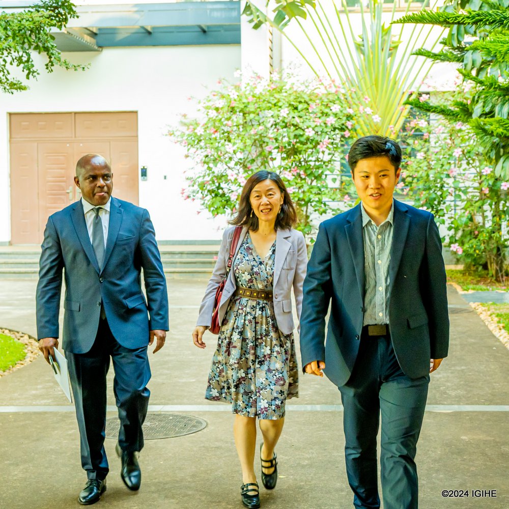 Chinese Embassy staff welcoming guests at the farewell reception venue. 