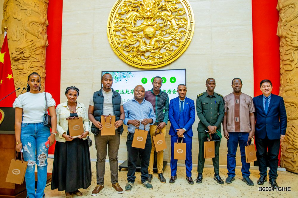 Holders of numbers drawn at random received prizes at the farewell reception.