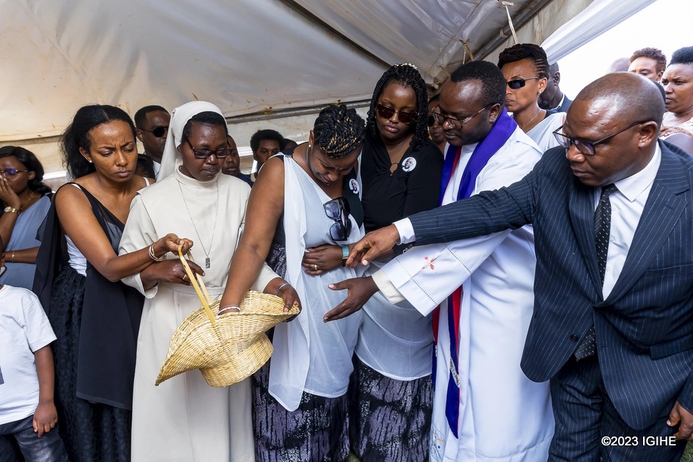 Minister Musabyimana read conveyed a message from President Paul Kagame to the bereaved family of Prof. Mbanda.
