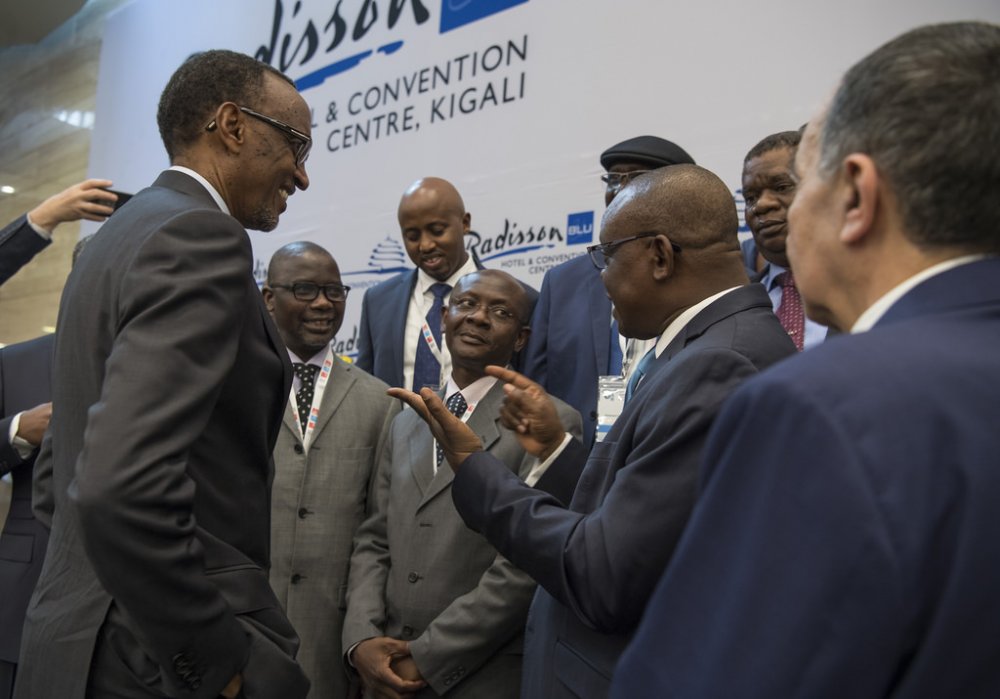 Kagame chats with members of the African Union Broadcasting (AUB) in Kigali after the  interactive session