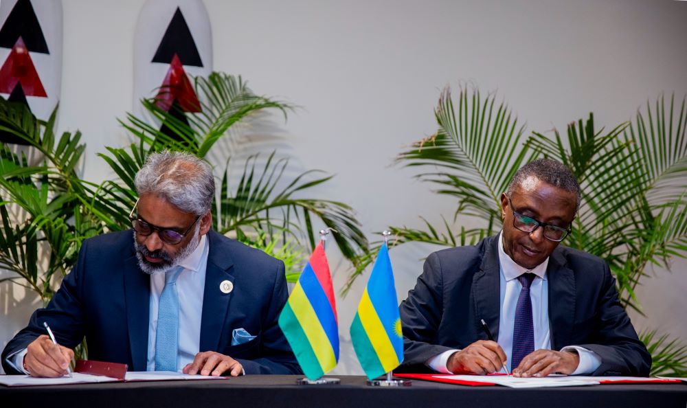 Minister Biruta and his counterpart of Mauritius signing the agreement on Monday 2nd October 2023. 