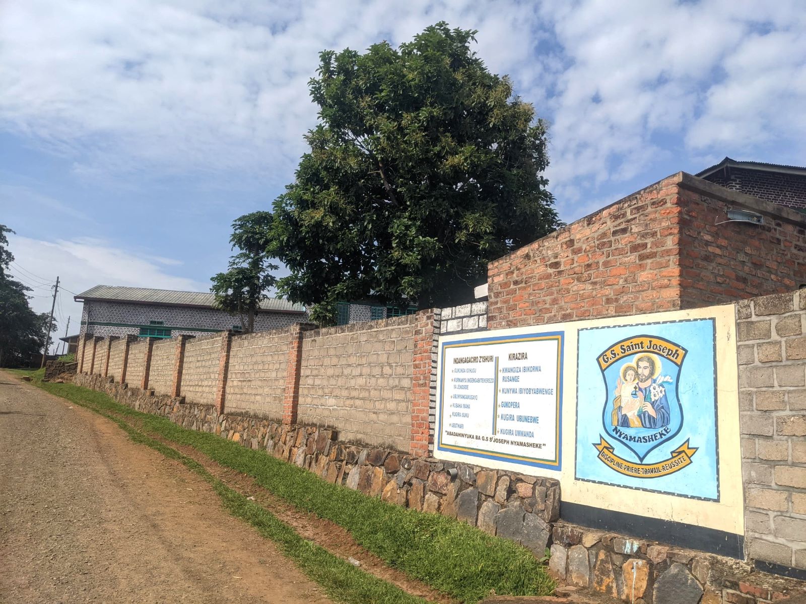 The former residence of King Kigeli IV Rwabugiri is located near Groupe Scolaire Saint Jseph.