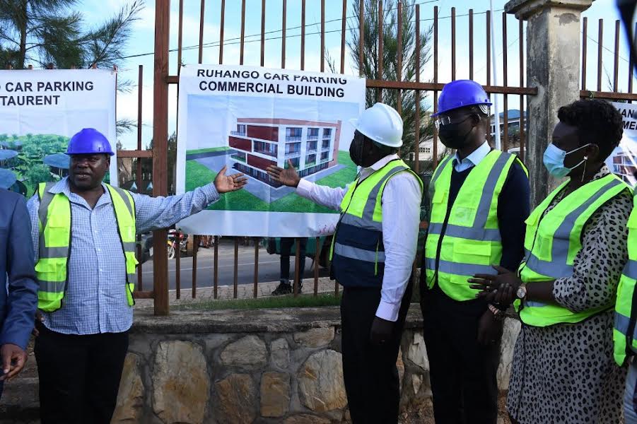 Minister Gatabazi has laid foundation stone for construction of Rwf2 billion Bus Terminal in Ruhango. 