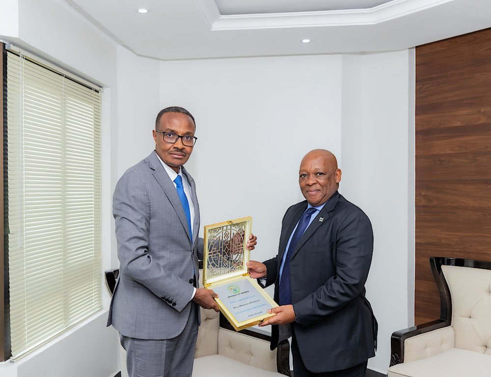 Maj Gen Albert Murasira handing over a gift to his counterpart of Botswana, Hon Kagiso Thomas Mmusi. 