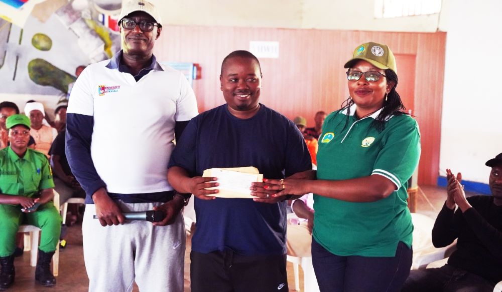 Prof Manasseh Nshuti, the UoK Board of Promoters’ chairman (L) during the handover of the support to the City of Kigali's Vice Mayor Merard Nzahabwanamaguru.