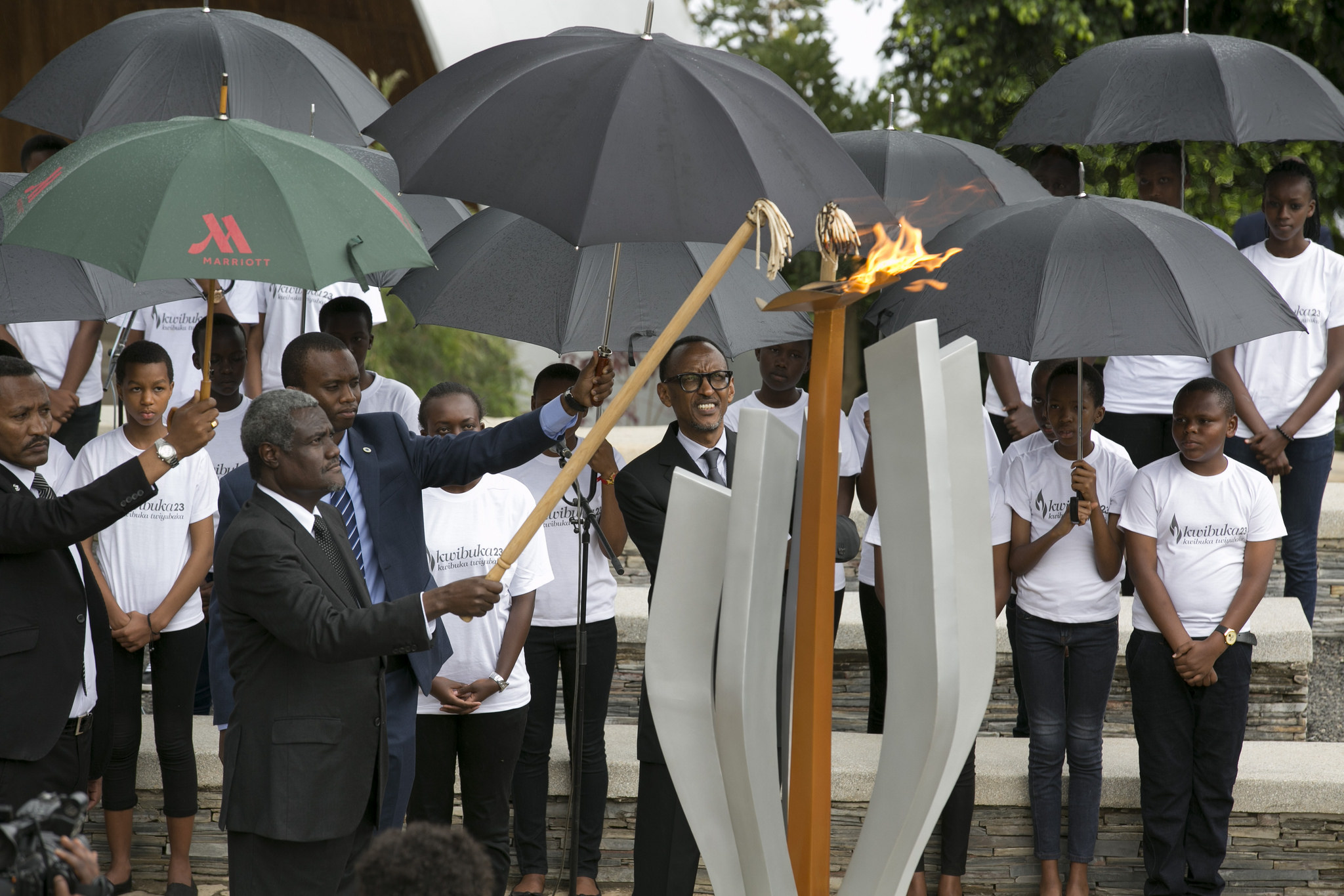 President Paul Kagame and AU Chairperson Moussa Fakito lighting the frame of remembrance.