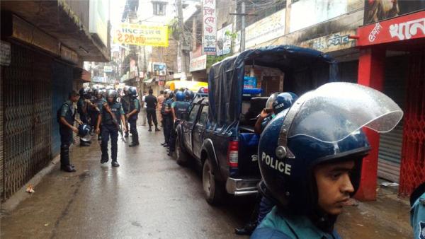 Police cordoned off the neighbouring areas of Kalyanpur in Dhaka 