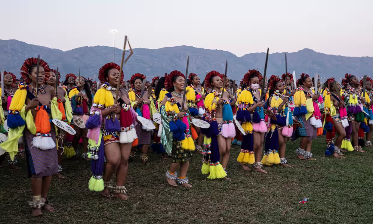 Nomcebo Zuma (3rd L) and one of the king’s daughters, Princess Sakhizwe (2nd L), sing and dance with other young women during the Umhlanga reed dance.