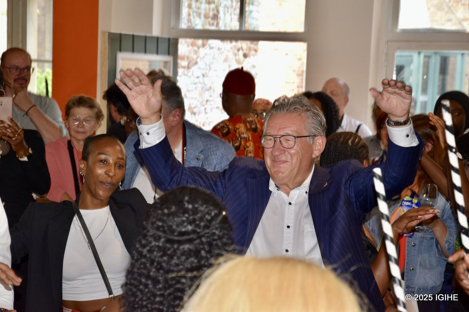 The Mayor of Brudges joined Rwandan tranditional performances.
